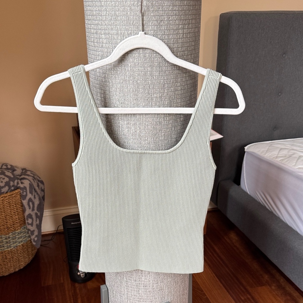 Elegant Ribbed Tank Top - Light Green